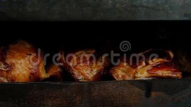烤架上油炸多汁鸡腿的全景照片。